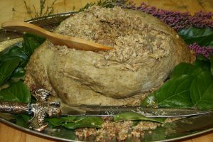 Plato de Haggis adornado con un cuchillo